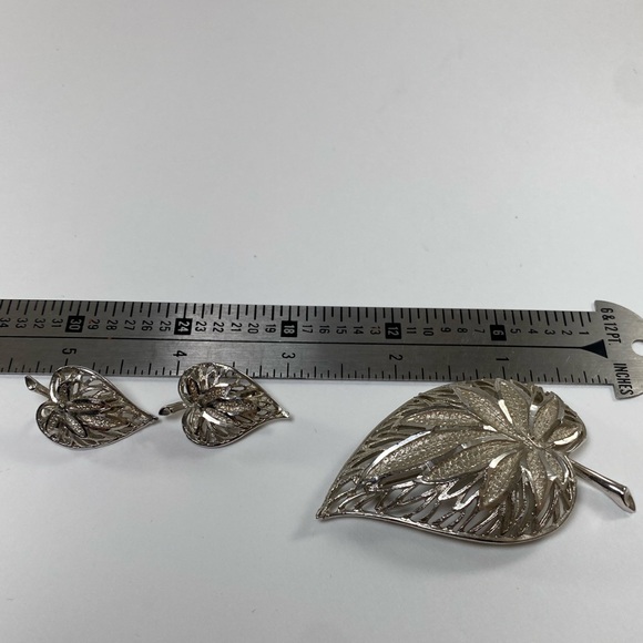 Signed Coro Silver Tone Raised Leaf Brooch with Matching Clip On Earrings - Picture 7 of 7